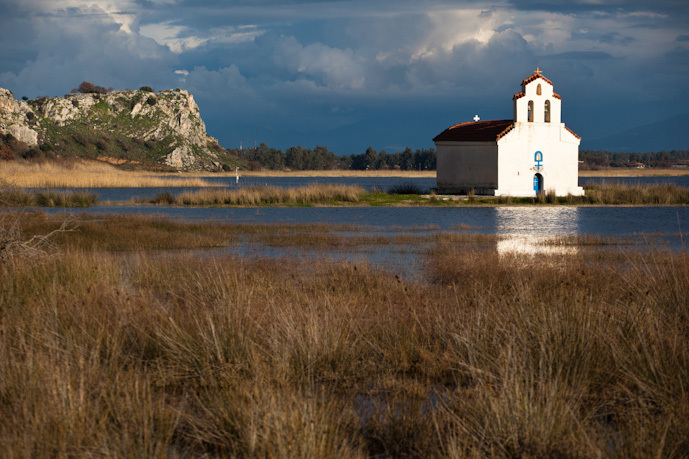 Το εκκλησάκι της Παναγίας στη λιμνοθάλασσα Προκόπου.